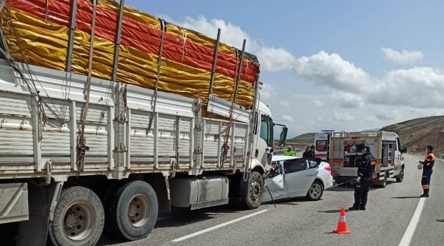 Otomobil kamyona çarptı: 1 ölü