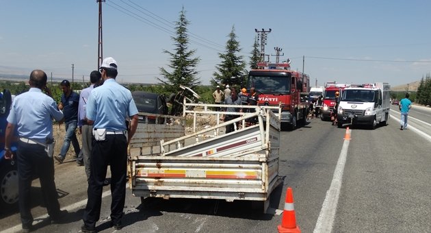 Otomobil Kamyonetle Çarpıştı: 3 Yaralı