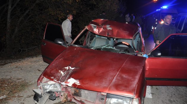 Otomobil kırmızı ışıkta motosiklete çarptı: 1 ölü, 2 yaralı