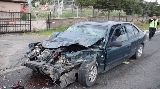 Otomobil öğrenci servisine çarptı: 1 ölü, 10 yaralı