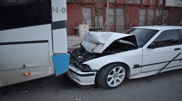 Otomobil otobüse çarptı: 1 yaralı