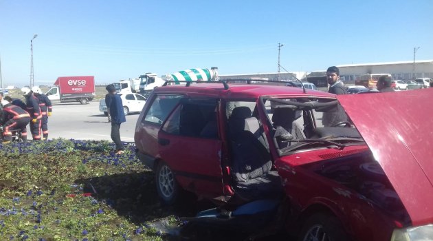 Otomobil refüje çıktı: 3 yaralı