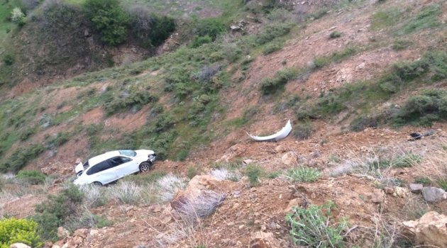 Otomobil şarampole yuvarlandı: 1 ölü 1 yaralı