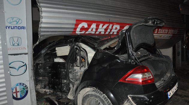 Otomobil tamirhaneye daldı: 2 yaralı