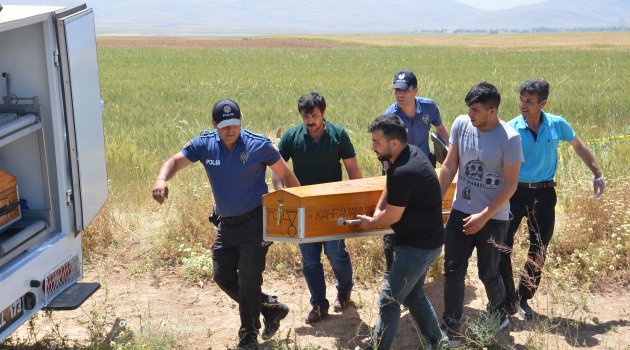 Otomobil tarlaya uçtu: 3 ölü 4 yaralı