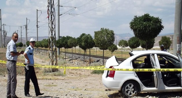 Otomobil Yük Trenine Çarptı: 3 Yaralı