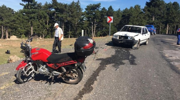 Otomobille çarpışan motosiklet sürücüsü ağır yaralandı