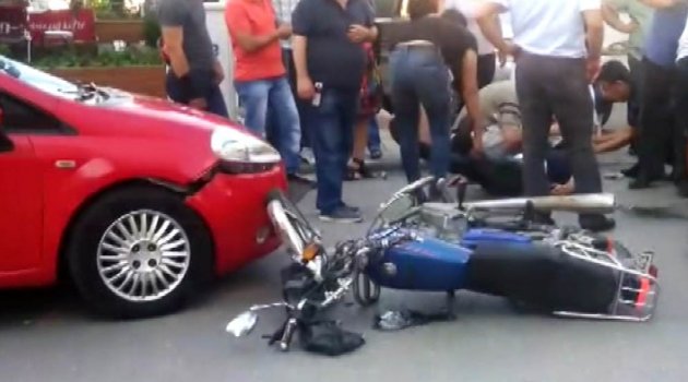 Otomobille motosiklet çarpıştı 2 kişi yaralandı