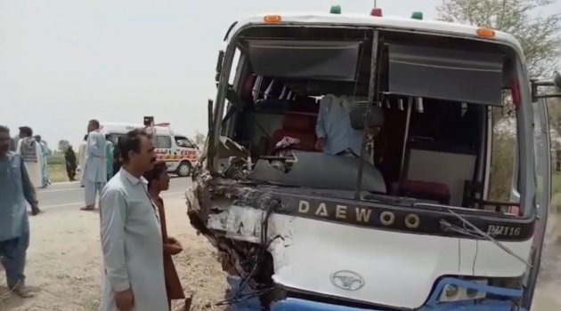 Pakistan'da aşırı hız can aldı: 15 ölü