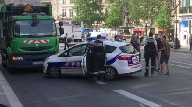 Paris'te iki çöpçüden ilginç protesto girişimi