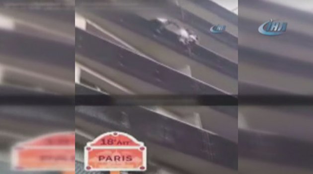 Paris'te kahraman genç balkondan sarkan çocuğu kurtardı