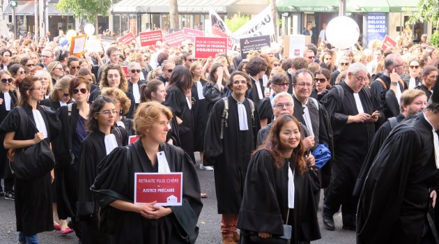 Paris'te emeklilik reformuna karşı yürüyüş