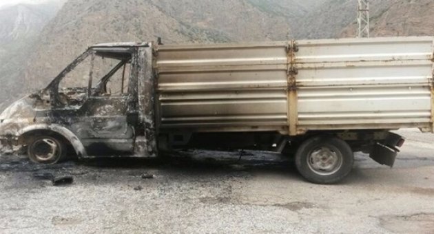 PKK'lılar Van'da yol kapatıp, araç yaktı