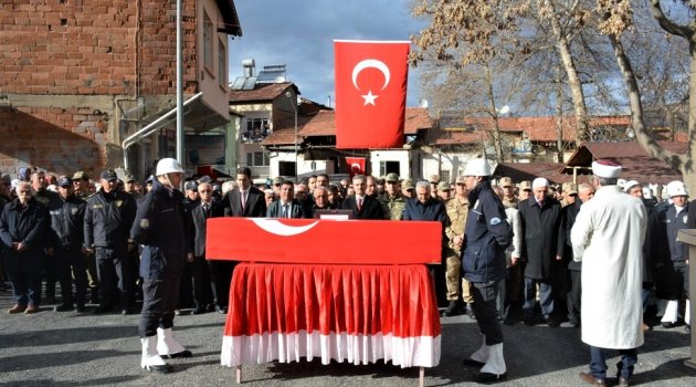 Polis memuru toprağa verildi