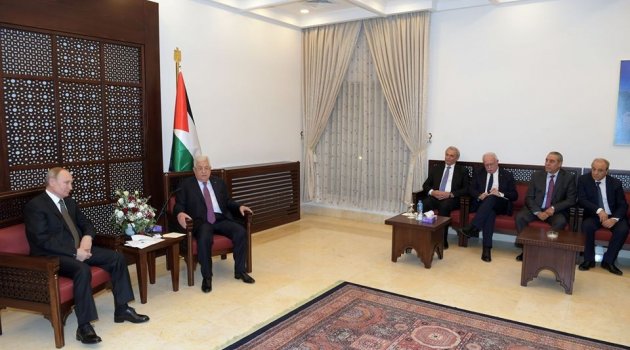 Putin Filistin Başbakanı Mahmud Abbas ile görüştü