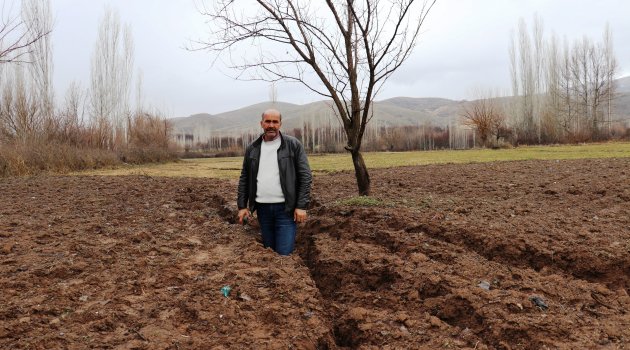 Depremden sonra yarıklar oluştu!