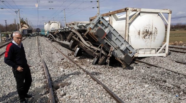 Vagonlar yük trenine çarptı