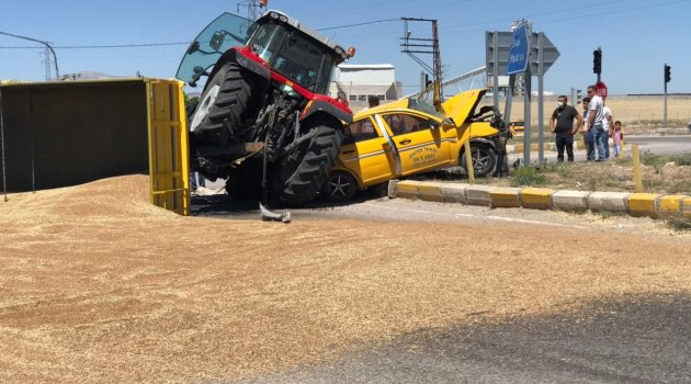 Römorktan dökülen buğday karayolunu trafiğe kapattı