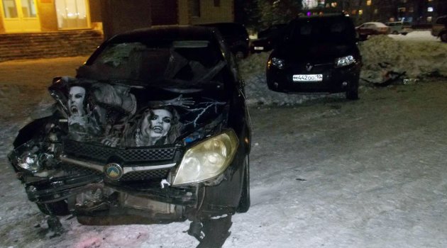 Rusya'da buzlu yolda hız yapan araç sürücüsü belediye başkanına çarptı