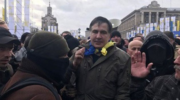 Saakaşvili'ye adliye önünde destek gösterisi