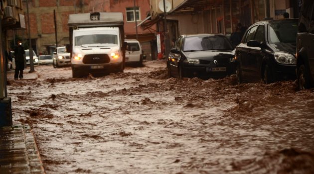 Sağanak yağış Silvan'ı vurdu, vatandaşlar iş yerlerinde mahsur kaldı