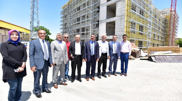 Şahin, Battalgazi Belediyesi Yeni Hizmet Binası İnşaatını Gezdi