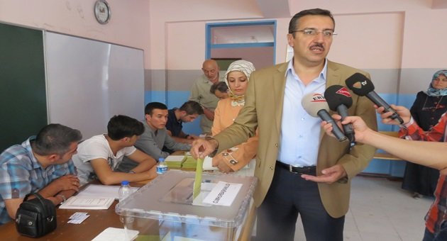 Şahin ve Tüfenkçi Aynı Okulda Oy Kullandı