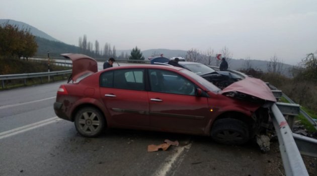 Sakarya'da otomobiller kafa kafaya çarpıştı: 4 yaralı