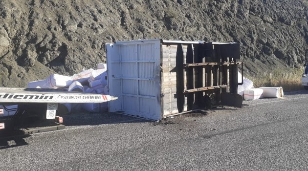 Saman yüklü kamyon devrildi