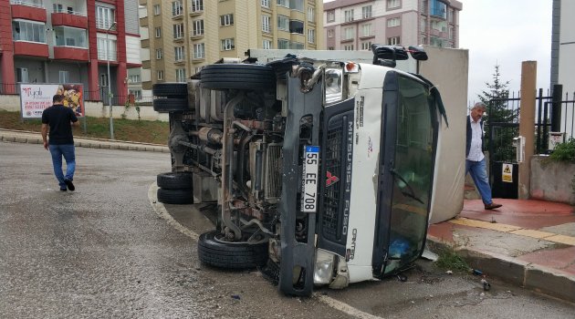 Samsun'da ev eşyası taşıyan kamyon devrildi: 4 yaralı