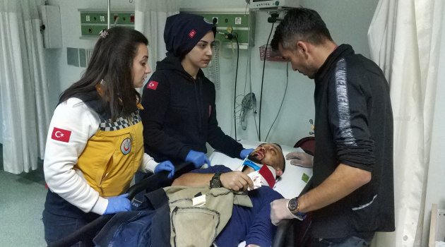 Samsun'da otomobil ağaca çarptı: 4 yaralı
