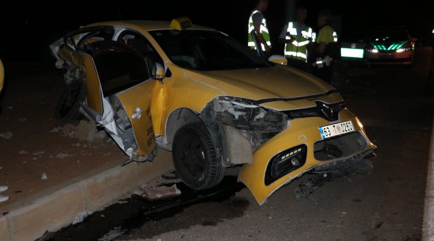 Şanlıurfa'da ticari taksi ile otomobil çarpıştı: 1'i ağır, 5 yaralı
