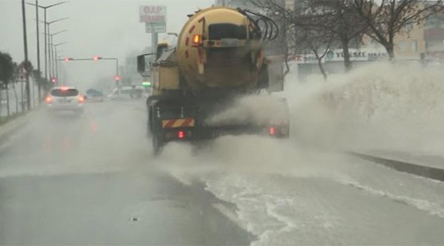 Şanlıurfa'da yoğun yağış sürücülere zor anlar yaşattı