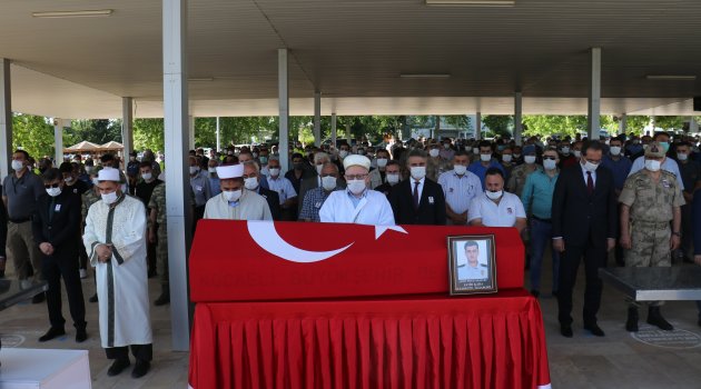 Şehit polis son yolculuğuna uğurlandı