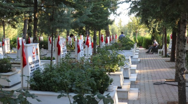 Şehitlikte buruk bayramlaşma!