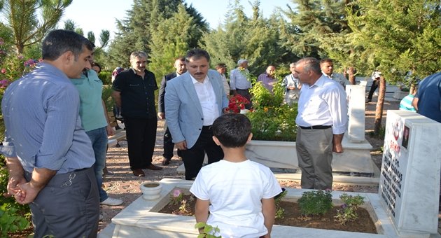 Şehitlikte Hüzünlü Bayramlaşma