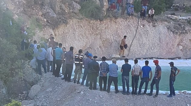 Serinlemek için girdiği gölette boğuldu