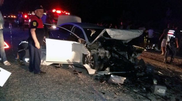 Seydikemer'de iki otomobil kafa kafaya çarpıştı: 9 yaralı