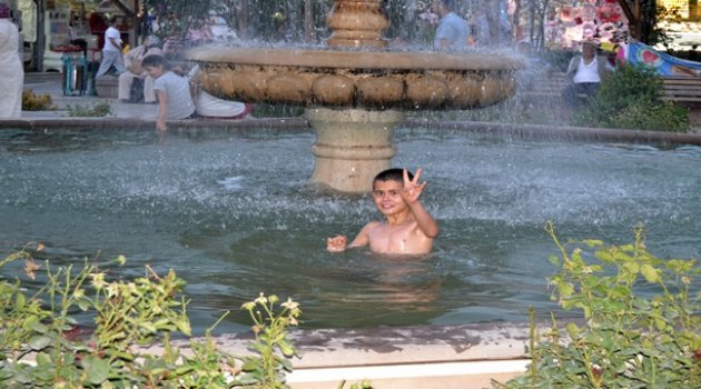 Sıcaktan bunalan çocuklar süs havuzlarına koştu
