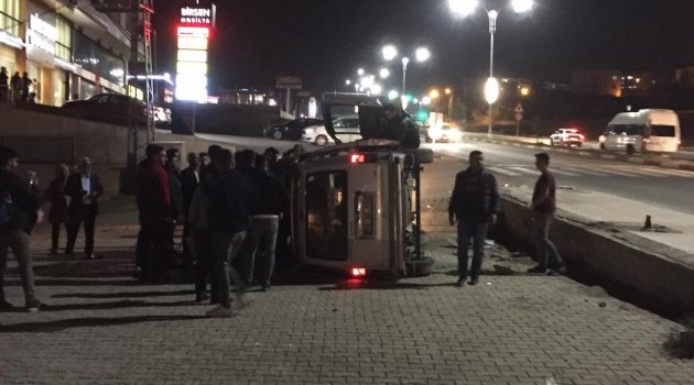 Siirt'te kaldırıma çarpan araç takla attı: 2 yaralı