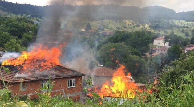 Sinop'ta çıkan yangında 2 ev alevlere teslim oldu