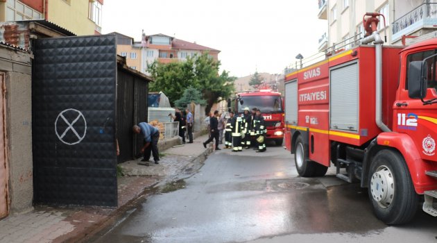 Sivas'ta garajda korkutan yangın
