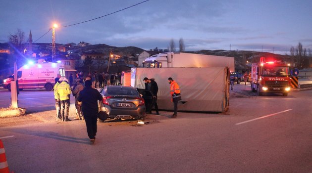 Sivas'ta kamyon otomobille çarpıştı: 6 yaralı