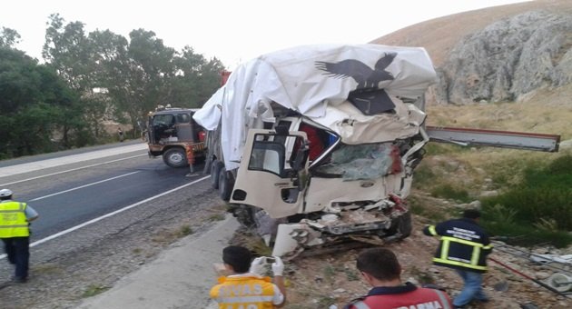 Sivas'ta kamyon bariyerlere çarptı:2 ölü