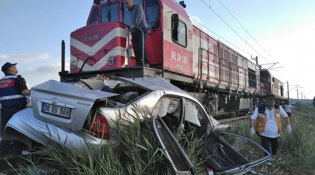 Sivas'ta lokomotif ile otomobil çarpıştı: 1 ölü 2 yaralı