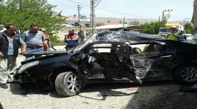 Sivas'ta Otomobil TIR'ın altına girdi: 8 yaralı