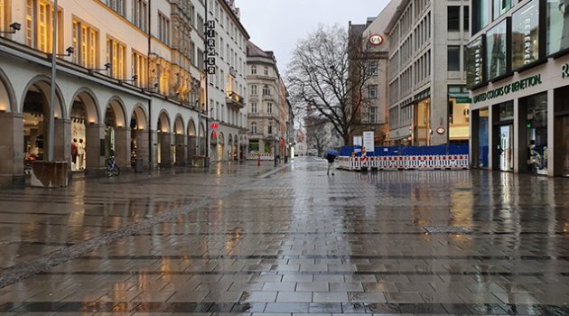 Sokağa çıkma yasağı ilan edilen Münih hayalet şehre döndü
