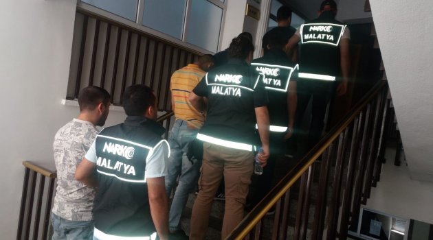 Sokak satıcılarına operasyon: 3 tutuklama