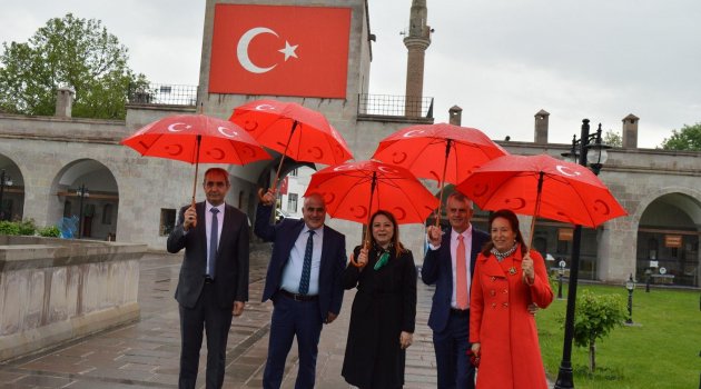 "Şu anda kayısınızın elçisiyim"