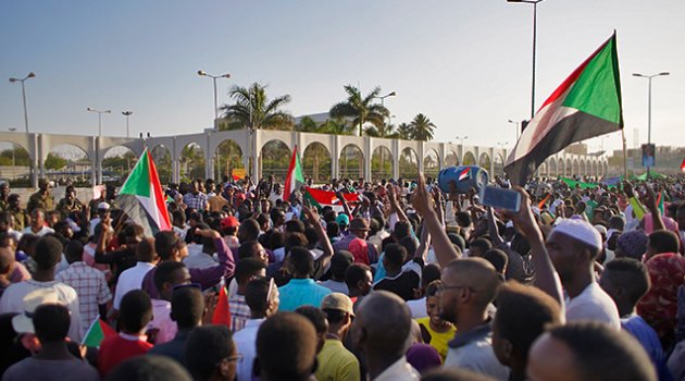 Sudan'da askeri yönetim, hükümeti halka bırakacak